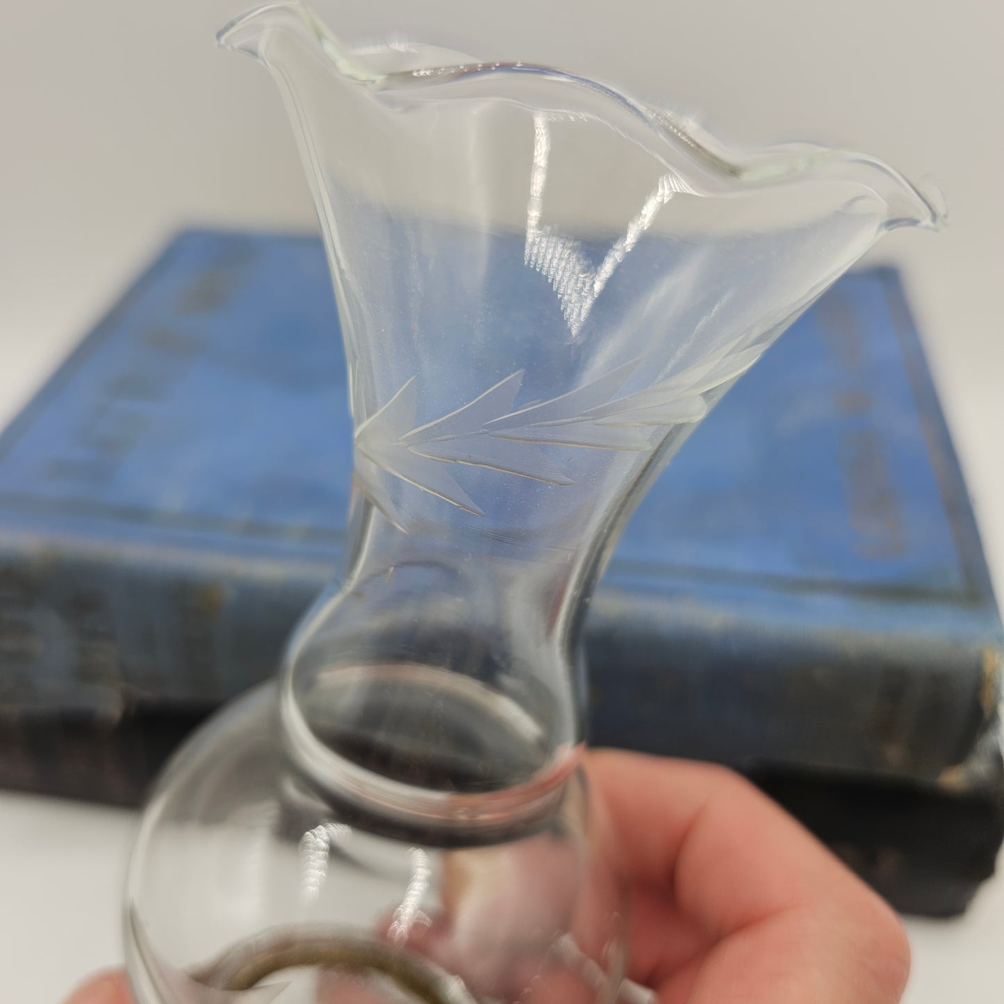 Etched Ruffle Top Glas Vase with Copper Base