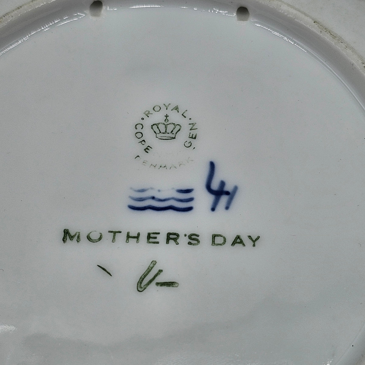 Danish Mors Dag Mother's Day 1973 Blue and White Collectible Plate by Royal Copenhagen