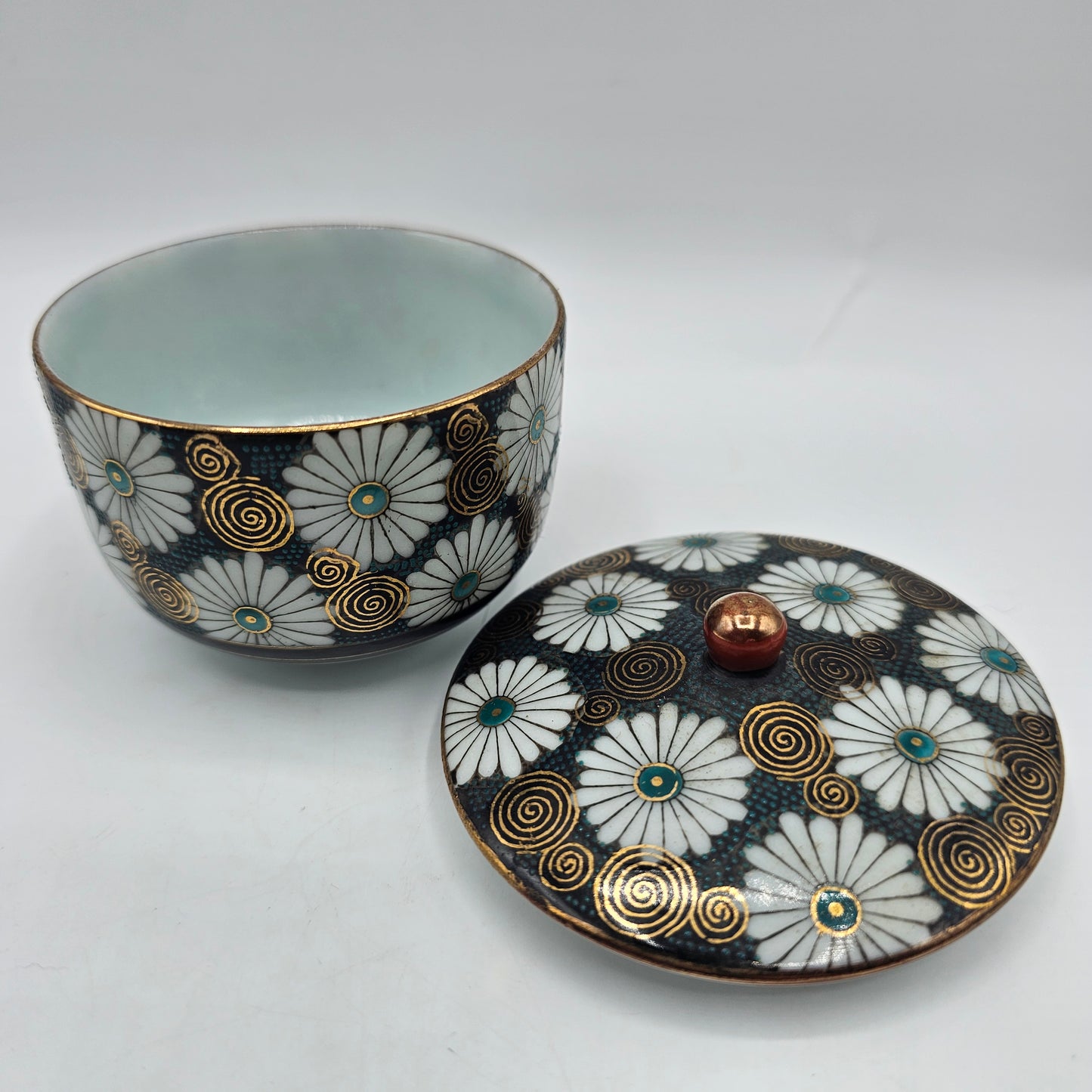 Japanese Kutani Lidded Teacup (Sugar Bowl or Trinket Box) with Daisy and 24K Gold Design