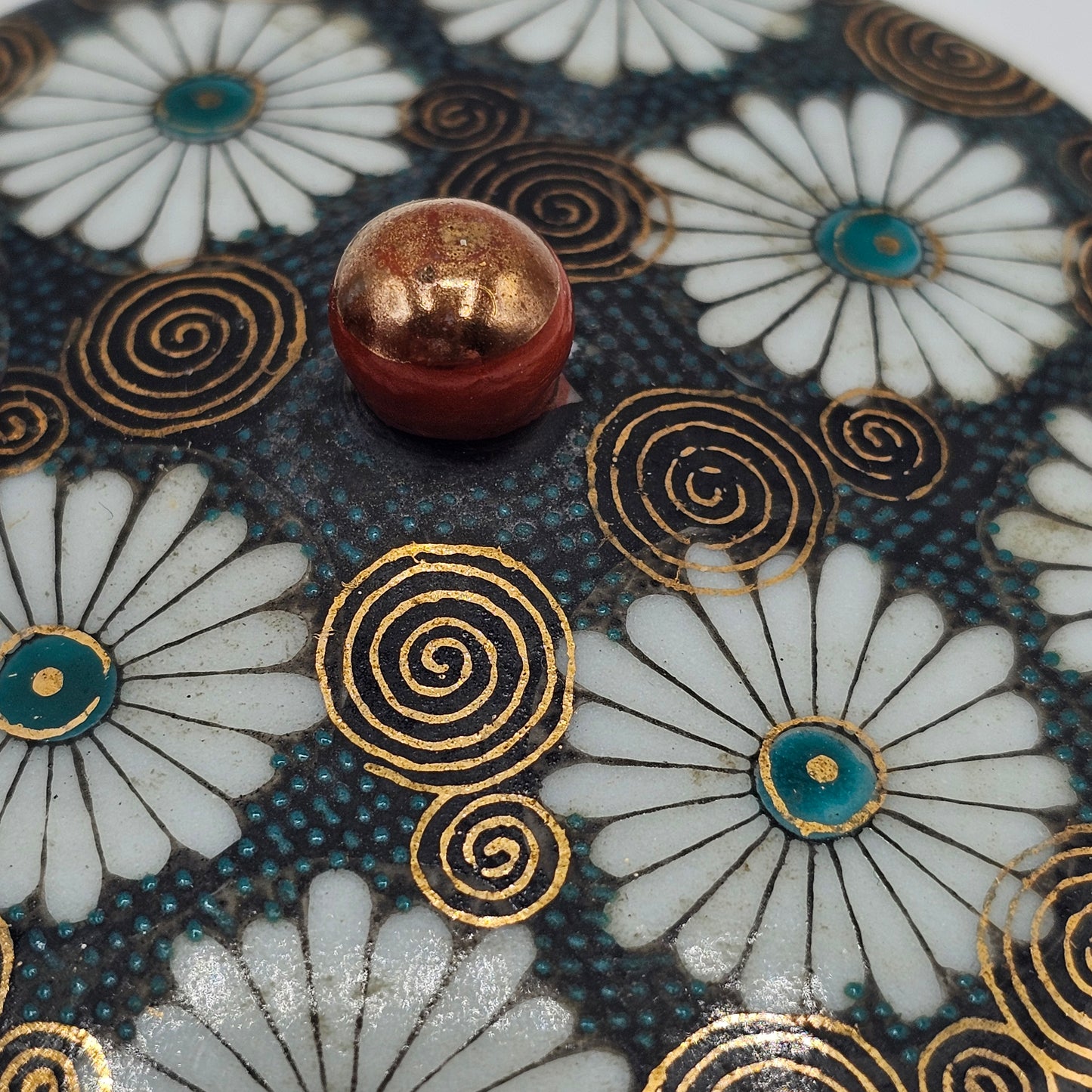 Japanese Kutani Lidded Teacup (Sugar Bowl or Trinket Box) with Daisy and 24K Gold Design