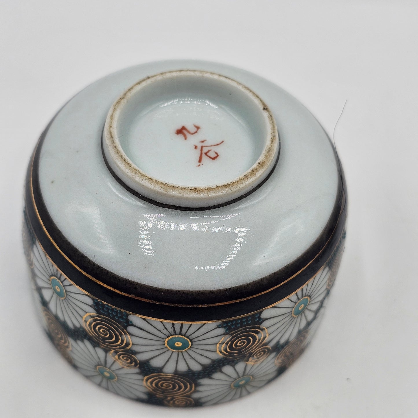 Japanese Kutani Lidded Teacup (Sugar Bowl or Trinket Box) with Daisy and 24K Gold Design