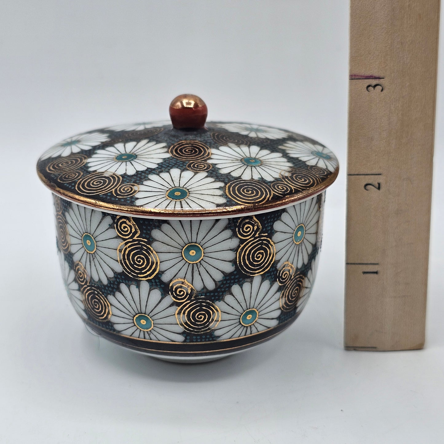 Japanese Kutani Lidded Teacup (Sugar Bowl or Trinket Box) with Daisy and 24K Gold Design