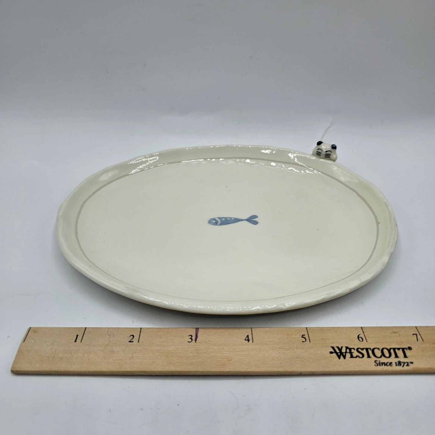 Peering Cat Fish Dish by Kotobuki of Japan