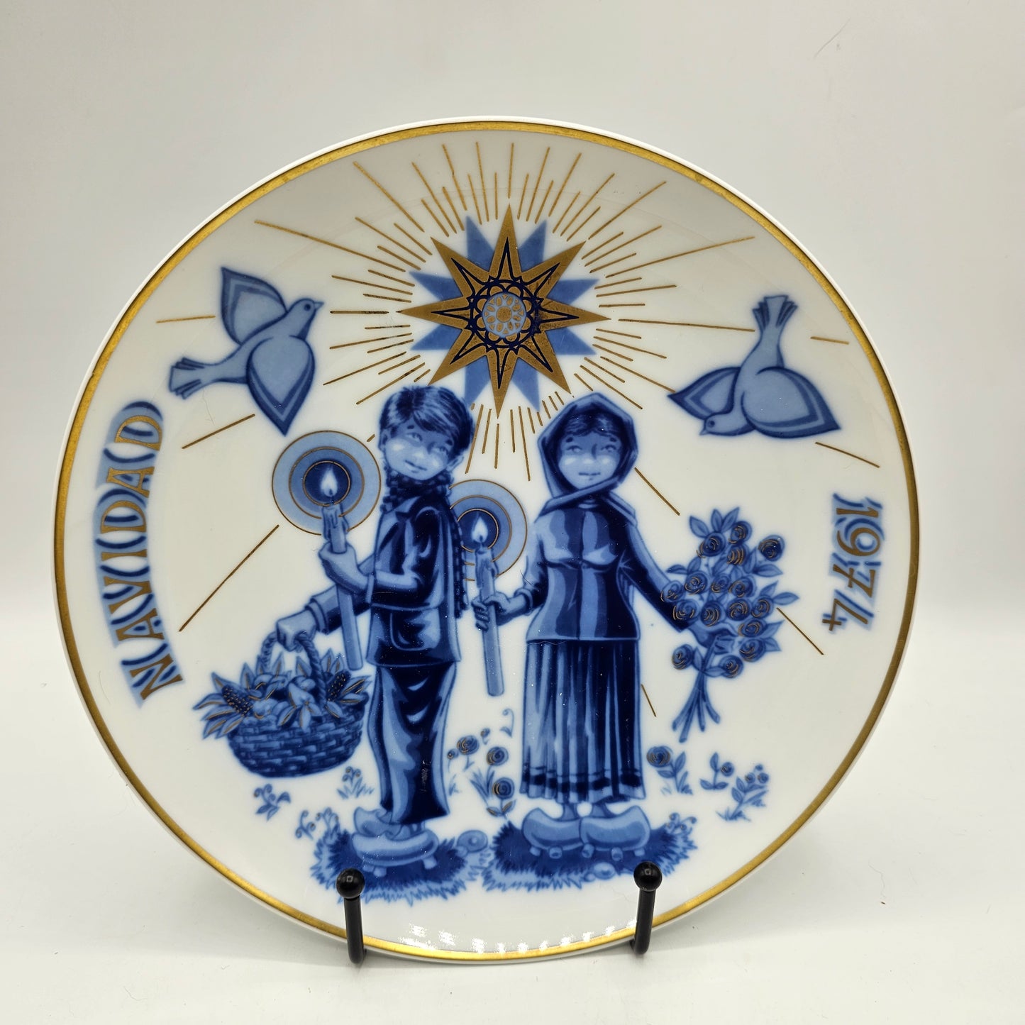 Santa Clara Porcelain Christmas Collector's plate,  "Navidad 1974" Made in Spain.